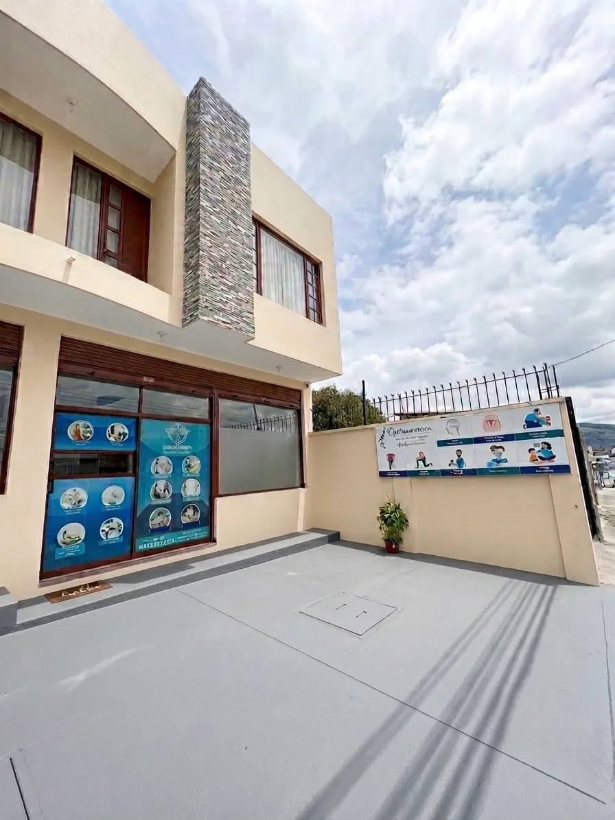 Fachada de Optimus Medical – Riofrío y Antisana, Urb. Santa Rosa, Sangolquí